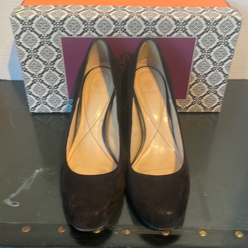 Nice black suede pumps!